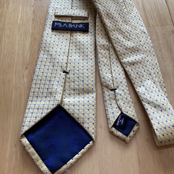 JoS Bank Men’s Tie 3.5” Designer Yellow patterned 100% Silk Necktie - Picture 3 of 4